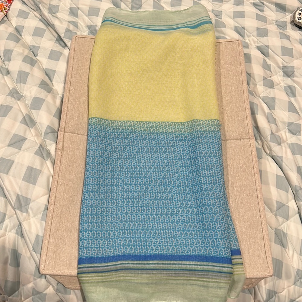 Beautiful Gap Scarf, NWOT!!